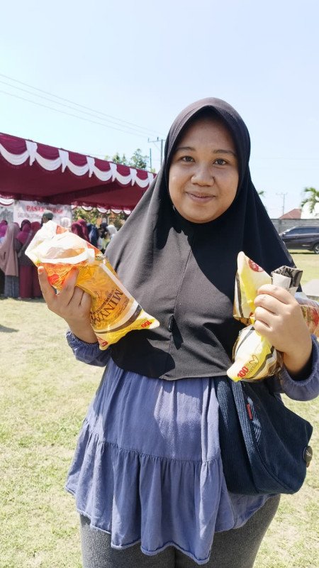 Foto Baiq Sifa, Warga Desa Paok Lombok - Suralaga, Pembeli Minyak Goreng di Pasar Murah GOW Lotim, Jumat (28/8/2026) (Dok. Pribadi) Foto Baiq Sifa, Warga Desa Paok Lombok - Suralaga, Pembeli Minyak Goreng di Pasar Murah GOW Lotim, Jumat (28/8/2026) (Dok. Pribadi)